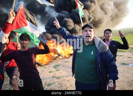 Gaza, Palestine. 26th Jan, 2023. Palestinians chant slogans during the clashes with Israeli forces, near the Israel-Gaza border east of Gaza City. The Palestinian factions organized a protest on the border between Israel and Gaza strip to express their rage against what happened in Jenin. At least nine Palestinians were killed, including an elderly woman, during the clashes in Jenin on 26 January, according to the Palestinian Health Ministry. Israeli security forces said they conducted a 'counterterrorism operation' in the center of Jenin. Credit: SOPA Images Limited/Alamy Live News Stock Photo