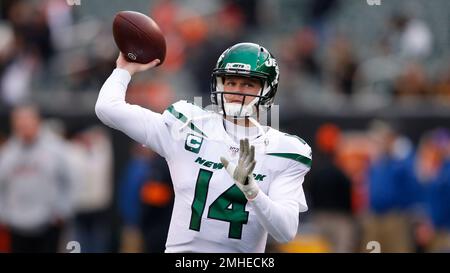 New York, New York, USA. 4th Apr, 2019. New York Jets quarterback Sam  Darnold (14) and wide receiver Quincy Enunwa (81) unveil their new uniforms  in Gotham Green colors Thursday, April. 4