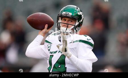 New York, New York, USA. 4th Apr, 2019. New York Jets quarterback Sam  Darnold (14) and wide receiver Quincy Enunwa (81) unveil their new uniforms  in Gotham Green colors Thursday, April. 4