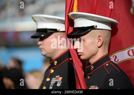 File:Jacksonville Jaguars players in pregame military ceremony