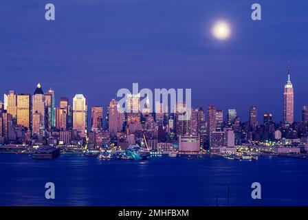 1992 HISTORICAL MOONRISE MIDTOWN SKYLINE HUDSON RIVER MANHATTAN NEW YORK CITY USA Stock Photo