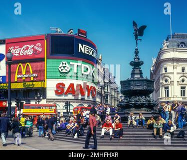 2000 HISTORICAL EROS STATUE SHAFTSBURY MEMORIAL FOUNTAIN (©ALFRED GILBERT 1893) PICCADILLY CIRCUS WEST END LONDON ENGLAND UK Stock Photo