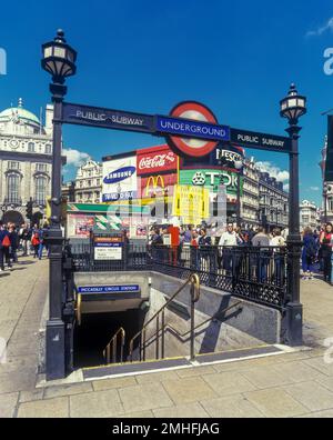 2000 HISTORICAL UNDERGROUND METRO STATION ENTRANCE (©EDWARD JOHNSTON 1916) PICCADILLY CIRCUS LONDON ENGLAND UK Stock Photo