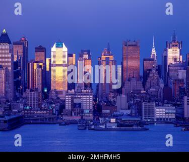 2001 HISTORICAL MIDTOWN SKYLINE HUDSON RIVER MANHATTAN NEW YORK CITY USA Stock Photo