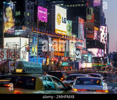 2002 HISTORICAL TRAFFIC TIMES SQUARE MANHATTAN NEW YORK CITY USA