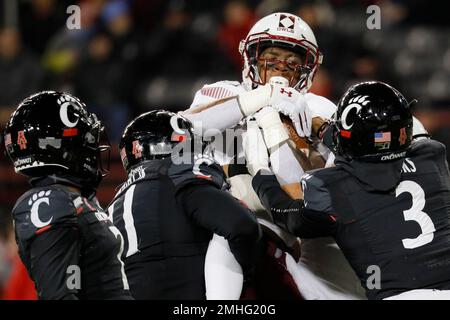 Cincinnati Bearcats linebacker Deshawn Pace (20) plays during the second  half of an NCAA college football game against Kennesaw State, Saturday,  Sept. 10, 2022, in Cincinnati. (AP Photo/Jeff Dean Stock Photo - Alamy