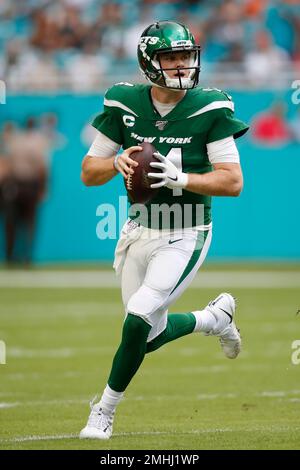 New York, New York, USA. 4th Apr, 2019. New York Jets quarterback Sam  Darnold (14) and wide receiver Quincy Enunwa (81) unveil their new uniforms  in Gotham Green colors Thursday, April. 4