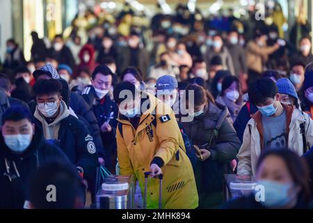 NANJING, CHINA - JANUARY 27, 2023 - Passengers get off the train at Nanjing Railway Station in Nanjing, East China's Jiangsu Province, Jan. 27, 2023. Stock Photo