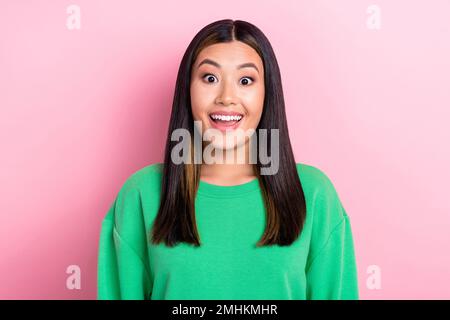 Photo portrait of young excited funny open mouth korean lady wear green  stylish sweatshirt surprised good news isolated on pink color background  Stock Photo - Alamy