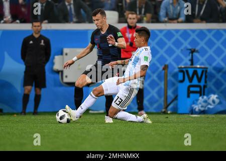 NIZHNIY NOVGOROD, RUSSIA - JUNE 21: Maximiliano Meza of Argentina and Ivan Perisic of Croatia battle for possession during the 2018 FIFA World Cup Stock Photo