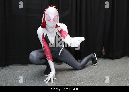 Had this in my draft for a while, here's an posing showcase for Gwen S... |  TikTok