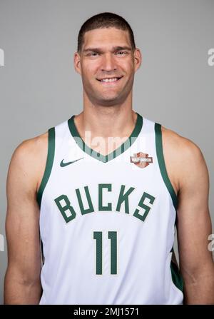 Milwaukee Bucks' Brook Lopez and brother Robin Lopez pose for a picture  during the NBA basketball team's media day in Milwaukee Monday, Oct. 2,  2023. (AP Photo/Morry Gash Stock Photo - Alamy
