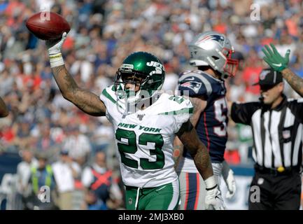 New York Jets cornerback Arthur Maulet (23) hugs center Connor McGovern (60)  after a win over t …