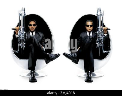 MEN IN BLACK 1997 Sony Pictures Releasing film with  Will Smith at left and Tommy Lee Jones Stock Photo