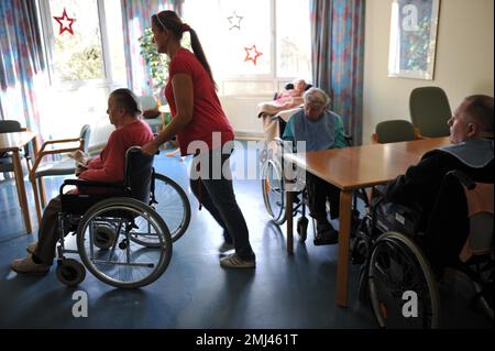 The care and support of senior citizens - as in this senior citizens centre of the Arbeiterwohlfahrt (AWO) - is a task that is done with dedication Stock Photo