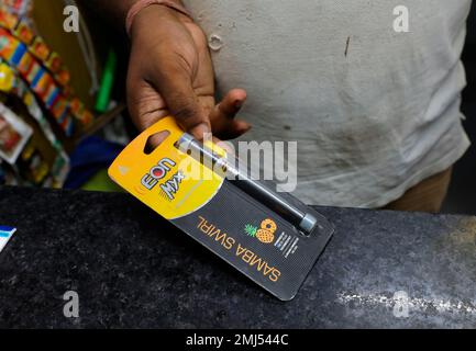 elfbar nachfüll pod läuft aus A roadside tobacco shop vendor displays an e cigarette in New Delhi, India,  Wednesday, Sept. 18, 2019. India's government on Wednesday decided to ban e- cigarettes, expressing concern at the alarming rate at which vaping is  becoming popular among