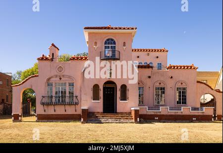 Wellington, Kansas, USA - October 17, 2022: The Edwin Smith House or also known as the Pink House, built in 1935 Stock Photo