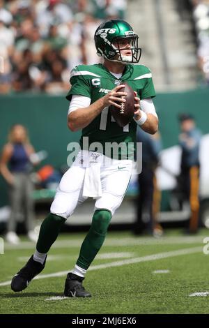 New York, New York, USA. 4th Apr, 2019. New York Jets quarterback Sam  Darnold (14) and wide receiver Quincy Enunwa (81) unveil their new uniforms  in Gotham Green colors Thursday, April. 4