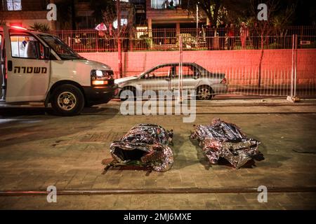 Jerusalem, Israel. 27th Jan, 2023. Victims of a shooting attack can be seen covered near a synagogue. Eight people were killed in the shooting in an Israeli settlement in East Jerusalem on Friday, police said. Credit: Oren Ziv/dpa/Alamy Live News