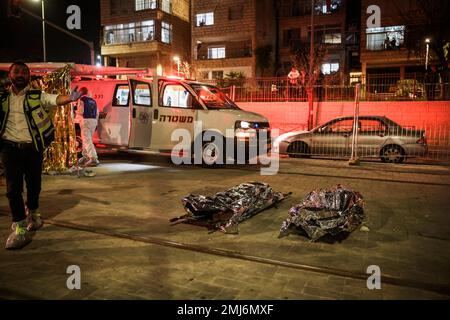 Jerusalem, Israel. 27th Jan, 2023. Victims of a shooting attack can be seen covered near a synagogue. Eight people were killed in the shooting in an Israeli settlement in East Jerusalem on Friday, police said. Credit: Oren Ziv/dpa/Alamy Live News