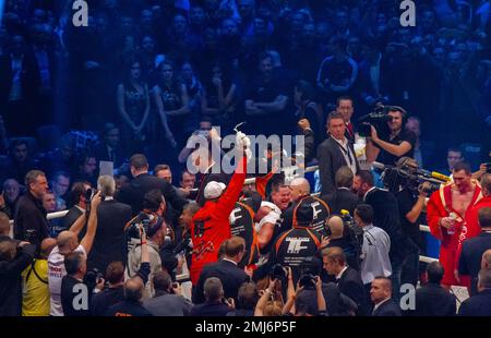 28-11-2015 Dusseldorf Germany. Tyson Fury's boxing coach Peter Footy rejoices over the overall victory in Düsseldorf in November 2015. In the right co Stock Photo