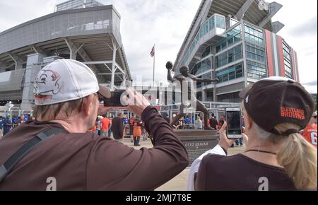 Browns unveil statue of Hall of Fame QB Otto Graham 