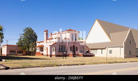 Wellington, Kansas, USA - October 17, 2022: The Edwin Smith House or also known as the Pink House, built in 1935 Stock Photo