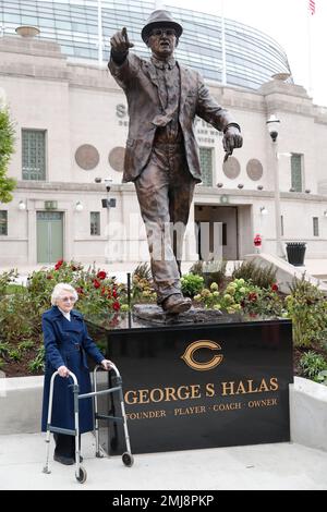 Chicago Bears to unveil Walter Payton, George S. Halas statues