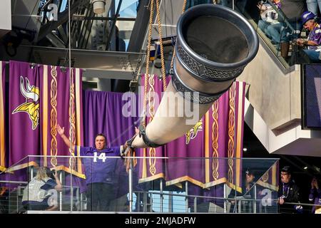 Minnesota Vikings fans cheer before an NFL football game between the Miami  Dolphins and Minnesota Vikings, Sunday, Oct. 16, 2022, in Miami Gardens,  Fla. (AP Photo/Lynne Sladky Stock Photo - Alamy