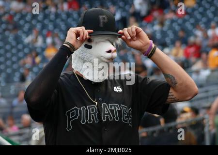 Pittsburgh Pirates Pitcher Joe Musgrove Makes Point To Wear A Mask As Often  As Possible - CBS Pittsburgh