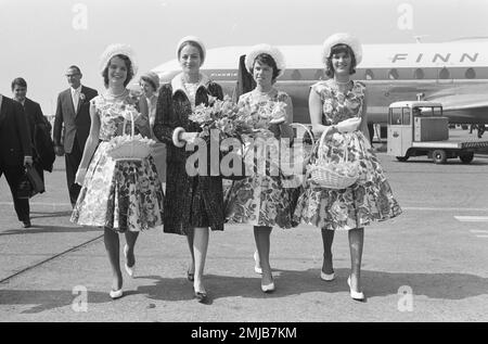 Netherland History: French movie star and fashion model Capucine (2nd from left). Arrival Schiphol; Date: April 25, 1962 Stock Photo