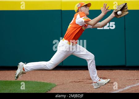 Elizabeth, New Jersey first baseman Yadi Mateo back hands a low throw to  get the out a first in the sixth inning a baseball game against Salem,  Oregon at the Little League