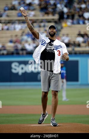 Video: Anthony Davis throws out first pitch for Dodgers on Lakers