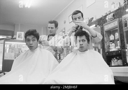 Dutch singing group Blue Diamonds (Ruud de Wolff and Riem de Wolff) at a hairdresser for conscription in to the army; Date: April 3, 1962 Stock Photo