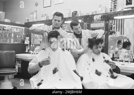 Dutch singing group Blue Diamonds (Ruud de Wolff and Riem de Wolff) at a hairdresser for conscription in to the army; Date: April 3, 1962 Stock Photo