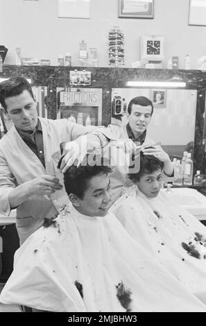 Dutch singing group Blue Diamonds (Ruud de Wolff and Riem de Wolff) at a hairdresser for conscription in to the army; Date: April 3, 1962 Stock Photo