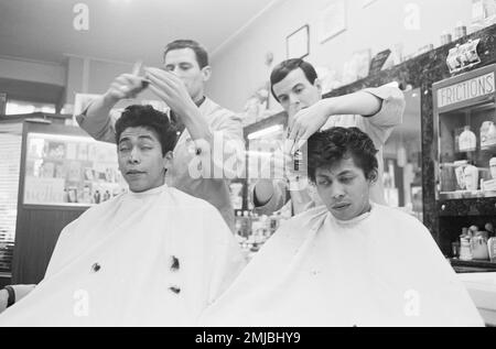 Dutch singing group Blue Diamonds (Ruud de Wolff and Riem de Wolff) at a hairdresser for conscription in to the army; Date: April 3, 1962 Stock Photo