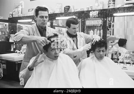 Dutch singing group Blue Diamonds (Ruud de Wolff and Riem de Wolff) at a hairdresser for conscription in to the army; Date: April 3, 1962 Stock Photo