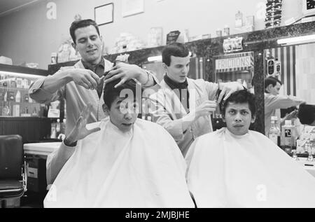 Dutch singing group Blue Diamonds (Ruud de Wolff and Riem de Wolff) at a hairdresser for conscription in to the army; Date: April 3, 1962 Stock Photo