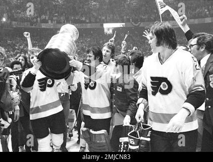 Philadelphia Flyers alumni goaltender Bernie Parent shakes hands with  News Photo - Getty Images
