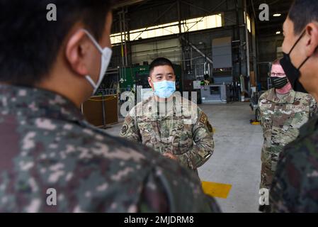 U.S. Air Force Staff Sgt. Brian Back, 8th Maintenance Squadron aircraft inspection craftsman, briefs Republic of Korea Air Force service members during bilateral immersion training at Kunsan Air Base, Republic of Korea, Aug. 26, 2022. Black served as a translator during the training, helping bridge the language barrier between the two services. Kunsan,ROKAF,Training,Wolf Pack,bilateral,maintenance, Stock Photo