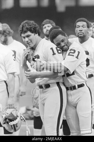 FILE ** Oakland Raiders wide receivers Jerry Rice, left, and