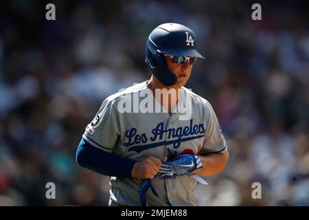 Los Angeles Dodgers left fielder David Peralta (6) and his daughters,  Isabelle, left, an Sophia, right, show off their painted fingernails before  a baseball game against the San Francisco Giants in Los