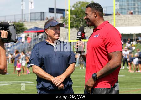 Former New England Patriot Willie McGinest on set for the NFL Network,  during an NFL football training camp practice in Foxborough, Mass.,  Saturday, July 27, 2019. (AP Photo/Stew Milne Stock Photo - Alamy