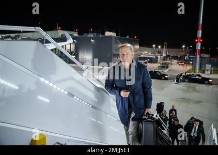 28 January 2023, Brandenburg, Schönefeld: German Chancellor Olaf Scholz (SPD) walks up the stairs to the new Airbus A350 'Konrad Adenauer' of the Flugbereitschaft on the military section of Berlin-Brandenburg Airport (BER). The plane is ready for the Chancellor's trip to Latin America, with the first stop in Argentina. After Argentina, Scholz will visit Chile and Brazil. The aim of the trip is to strengthen cooperation with Latin America in competition with Russia and China. One of the topics will be a free trade agreement between the EU and the Mercosur countries Argentina, Brazil, Paraguay a Stock Photo