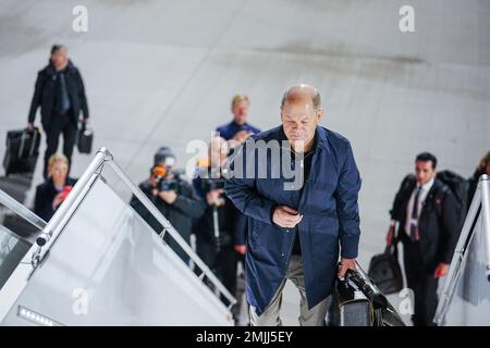 28 January 2023, Brandenburg, Schönefeld: German Chancellor Olaf Scholz (SPD) walks up the stairs to the new Airbus A350 'Konrad Adenauer' of the Flugbereitschaft on the military section of Berlin-Brandenburg Airport (BER). The plane is ready for the Chancellor's trip to Latin America, with the first stop in Argentina. After Argentina, Scholz will visit Chile and Brazil. The aim of the trip is to strengthen cooperation with Latin America in competition with Russia and China. One of the topics will be a free trade agreement between the EU and the Mercosur countries Argentina, Brazil, Paraguay a Stock Photo