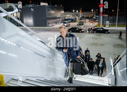 28 January 2023, Brandenburg, Schönefeld: German Chancellor Olaf Scholz (SPD) walks up the stairs to the new Airbus A350 'Konrad Adenauer' of the Flugbereitschaft on the military section of Berlin-Brandenburg Airport (BER). The plane is ready for the Chancellor's trip to Latin America, with the first stop in Argentina. After Argentina, Scholz will visit Chile and Brazil. The aim of the trip is to strengthen cooperation with Latin America in competition with Russia and China. One of the topics will be a free trade agreement between the EU and the Mercosur countries Argentina, Brazil, Paraguay a Stock Photo