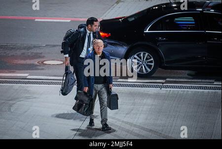 28 January 2023, Brandenburg, Schönefeld: German Chancellor Olaf Scholz (SPD, front) arrives at the new Airbus A350 'Konrad Adenauer' of the Flugbereitschaft at the military part of Berlin-Brandenburg Airport (BER). The plane is ready for the Chancellor's trip to Latin America with the first stop in Argentina. After Argentina, Scholz will visit Chile and Brazil. The aim of the trip is to strengthen cooperation with Latin America in competition with Russia and China. One of the topics will be a free trade agreement between the EU and the Mercosur countries Argentina, Brazil, Paraguay and Urugua Stock Photo