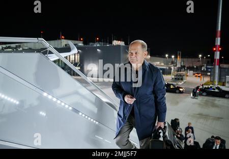 28 January 2023, Brandenburg, Schönefeld: German Chancellor Olaf Scholz (SPD) walks up the stairs to the new Airbus A350 'Konrad Adenauer' of the Flugbereitschaft on the military section of Berlin-Brandenburg Airport (BER). The plane is ready for the Chancellor's trip to Latin America, with the first stop in Argentina. After Argentina, Scholz will visit Chile and Brazil. The aim of the trip is to strengthen cooperation with Latin America in competition with Russia and China. One of the topics will be a free trade agreement between the EU and the Mercosur countries Argentina, Brazil, Paraguay a Stock Photo