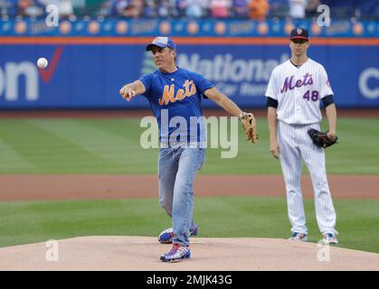 Jerry Seinfeld throws out dynamite first pitch for the New York Mets (Video)